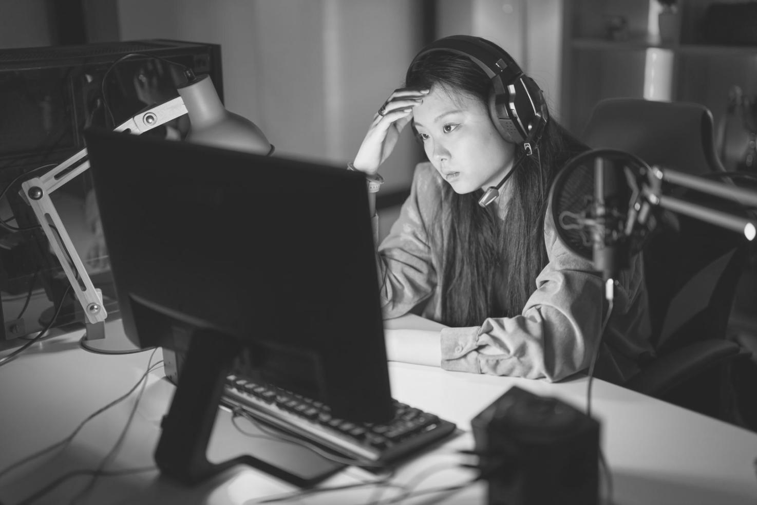 Instructor demonstrating server configuration to small group of students in modern training facility
